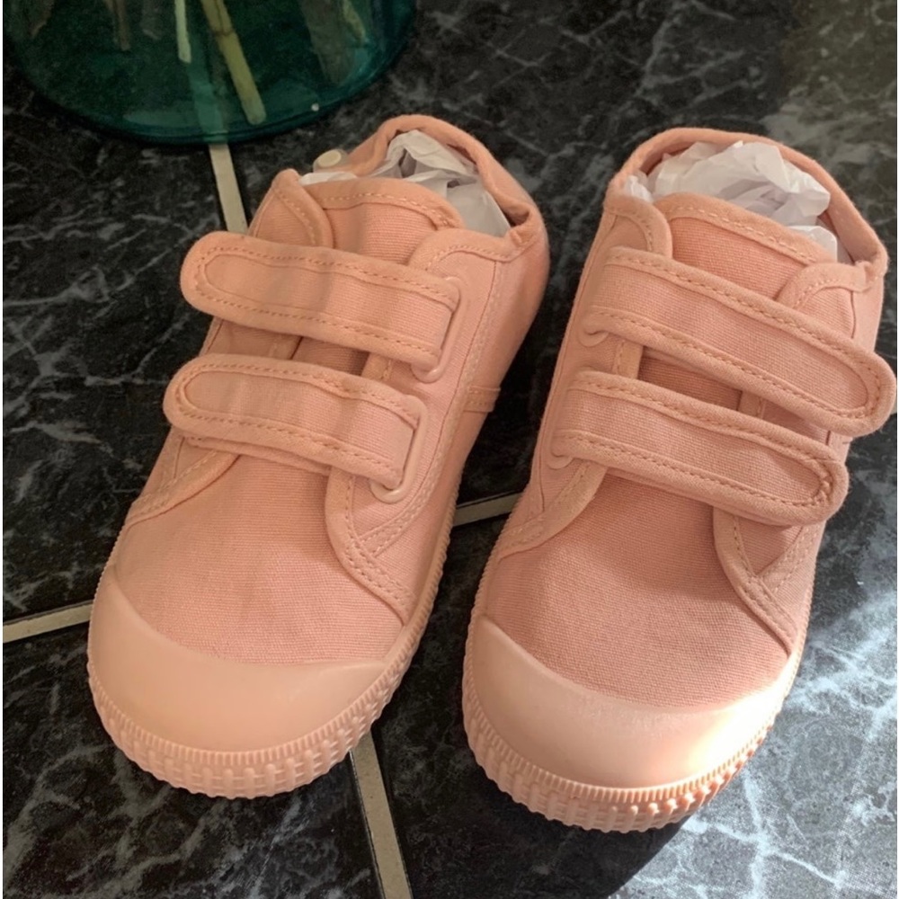 Girls Pink shoes